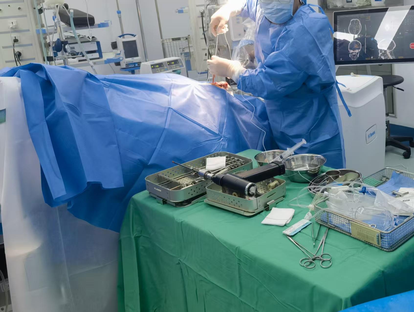 【技术突破】黔西南州首例！机器人“精准导航”脑内血肿可视化清除，我院神经外科再创佳绩