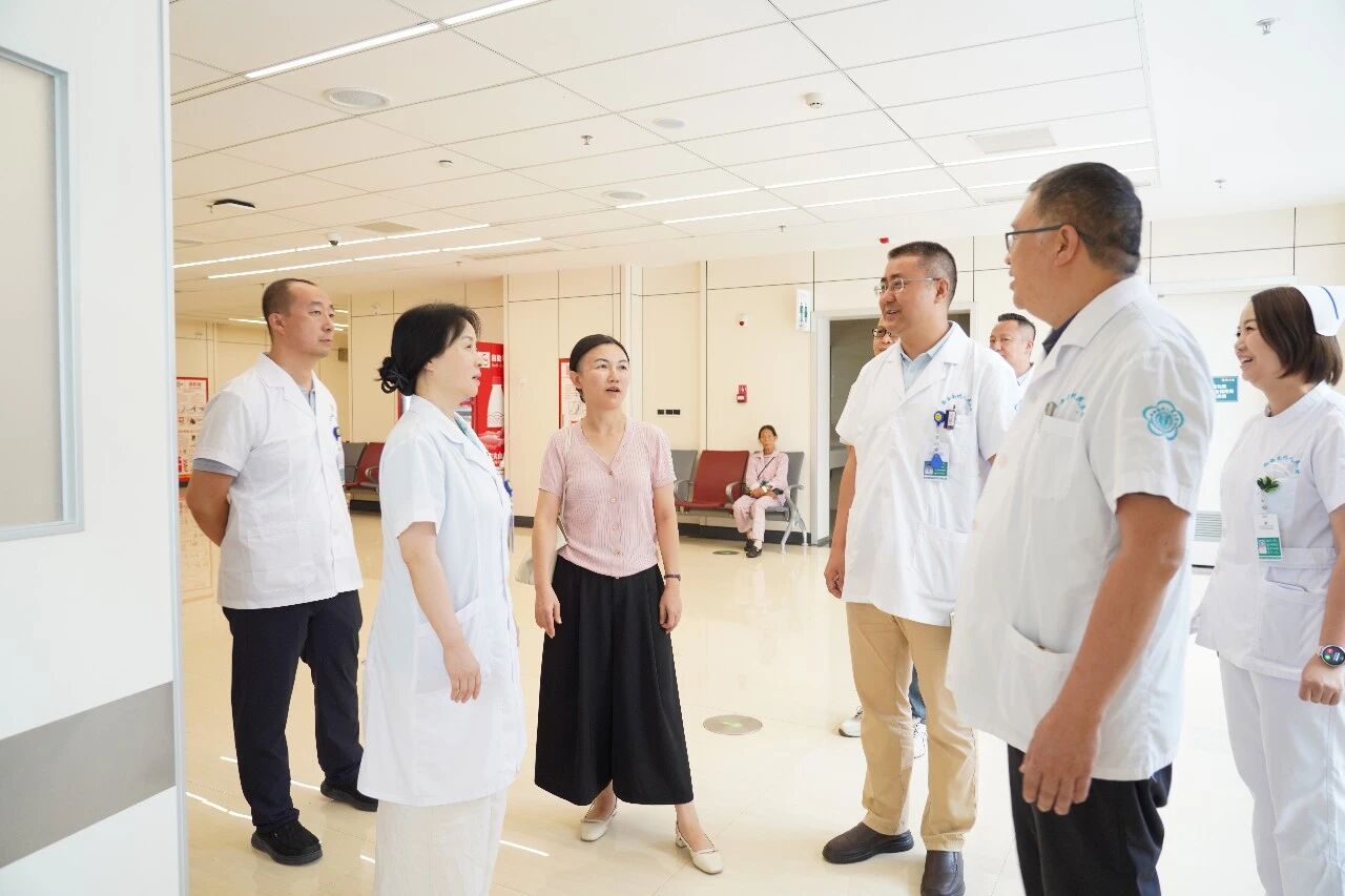 黔西南州卫生健康局党组书记黄丽一行到州医院开展医师节走访慰问