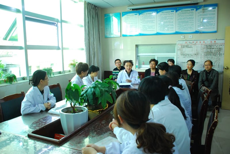 民盟中央组织专家走进我院开展义诊活动