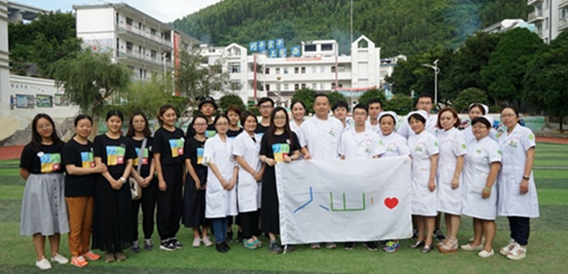 州医团委携手“大山小爱”公益组织到支教点进行公益义诊活动
